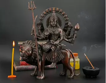 Durga bénie en laiton accompagnée de son lion