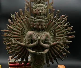 Statue bénie d’Avalokiteshvara aux 1 000 bras en laiton, vue complémentaire n°3