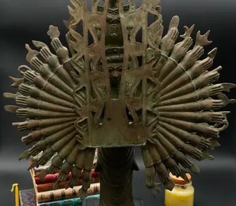 Statue bénie d’Avalokiteshvara aux 1 000 bras en laiton, détail complémentaire n°39