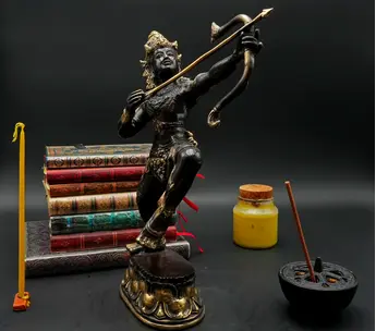 Indra bandant son arc, vue de profil