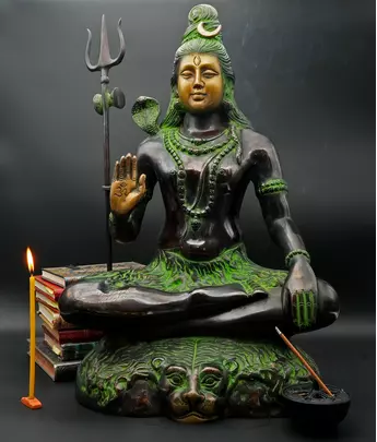 Grand Shiva béni assis en méditation, en laiton