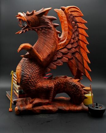 Dragon béni en bois de teck, vue de profil