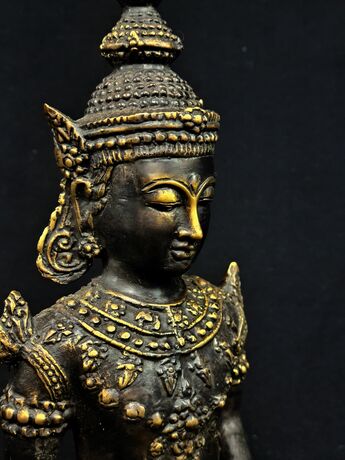Visage du Bouddha Gardien de l’Harmonie cosmique, vue de profil