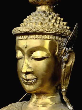 Visage du Bouddha béni de la Protection, vue de profil