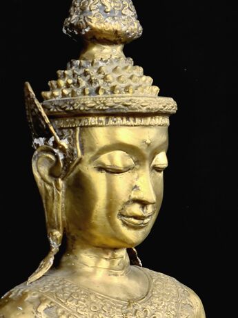 Détail du visage du Bouddha béni de la Protection