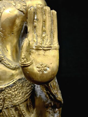 Détail de la main du Bouddha en geste de protection