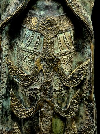 Détail du vêtement sculpté du Grand Bouddha Bénédiction Divine