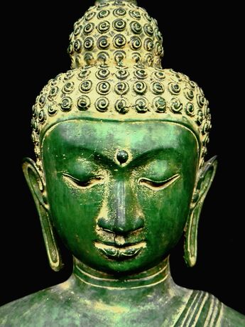 Détail du visage du Grand Bouddha Lumière d’illumination