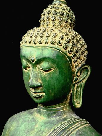 Visage du Grand Bouddha Lumière d’illumination, vue de profil