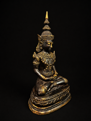 Bouddha Gardien de l’Harmonie cosmique, vue de trois quarts