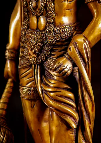 Détail du vêtement sculpté de Hanuman en laiton