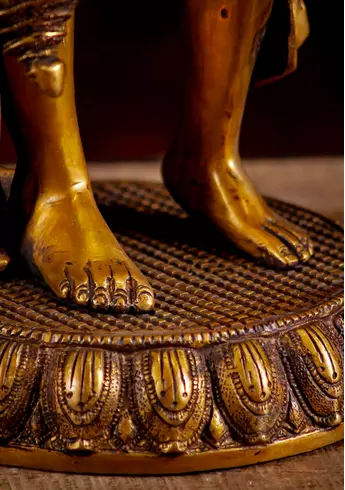 Détail des pieds et du socle de la statue de Hanuman