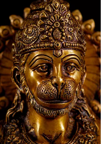 Détail du visage de Hanuman en laiton