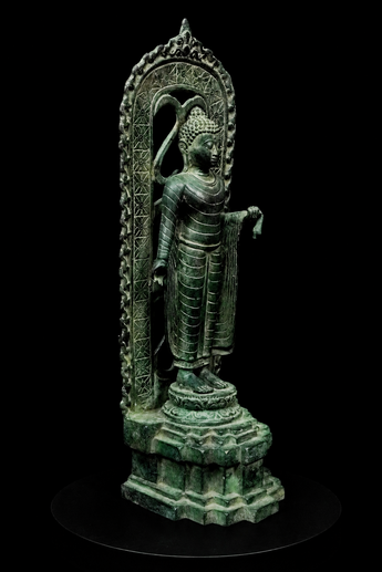 Bouddha béni de la Protection en laiton patiné, vue de trois quarts