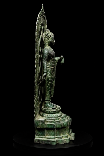 Bouddha béni de la Protection en laiton patiné, profil droit
