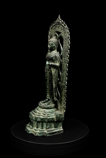 Bouddha béni de la Protection en laiton patiné, profil gauche