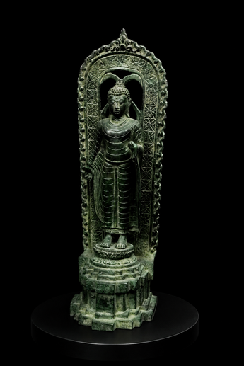 Statue bénie du Bouddha de la Protection en laiton patiné, vue de face