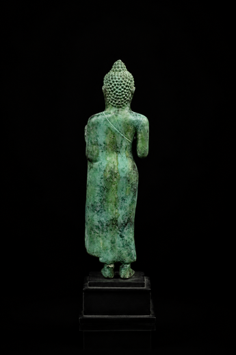 Bouddha béni de la Protection, vue arrière