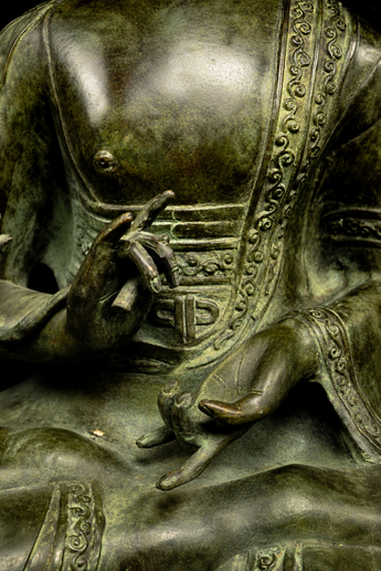 Détail du socle et du vêtement du Bouddha de la Sagesse