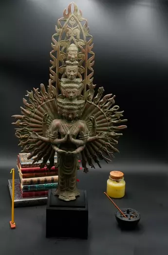 Statue bénie d’Avalokiteshvara aux 1 000 bras en laiton