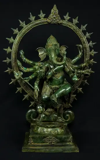 Statue bénie de Ganesh Nataraja en laiton, vue de face