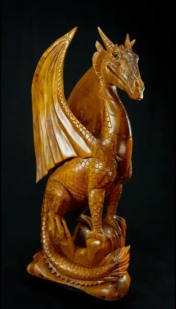 Dragon béni n°4 en bois de suar, vue de trois quarts