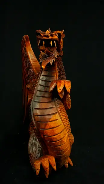 Dragon béni n°2 en bois de suar, vue de face