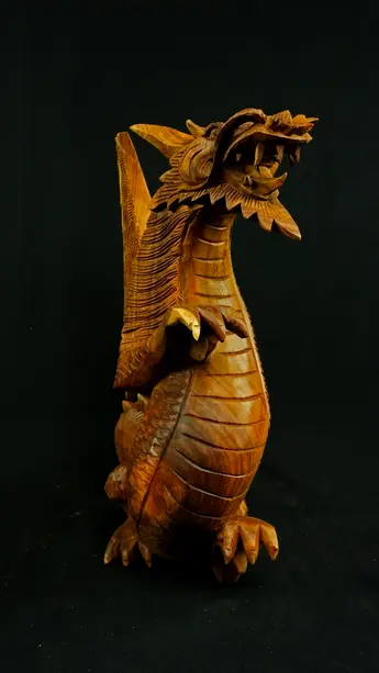 Dragon béni n°3 en bois de suar, vue de face