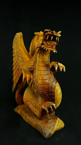 Dragon béni n°1 en bois de suar, vue de face