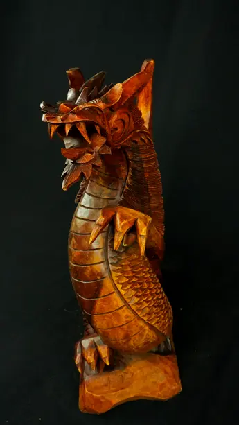 Dragon béni n°2 en bois de suar, vue de face