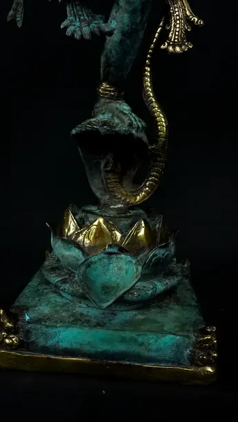 Statue sacrée bénie – Lakshmi n°2, détail sculpté n°1