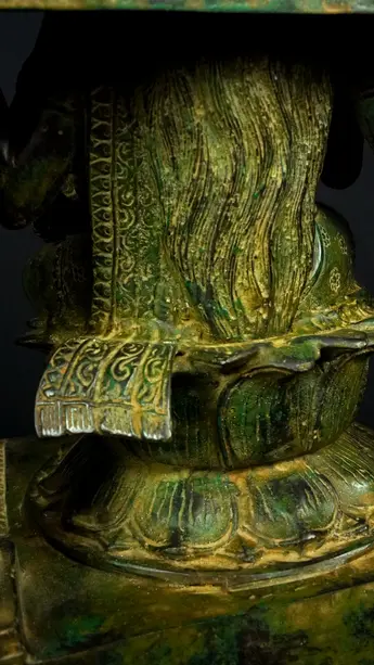 Détail du socle de Guanyin n°1 en laiton