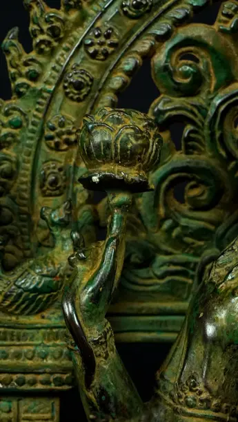 Détail de la main et du décor sculpté de Guanyin n°4