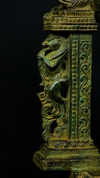 Détail du socle de Guanyin n°3 en laiton
