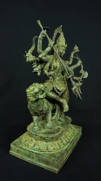 Durga aux dix bras, profil droit
