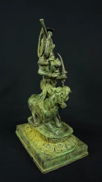 Durga aux dix bras, vue arrière