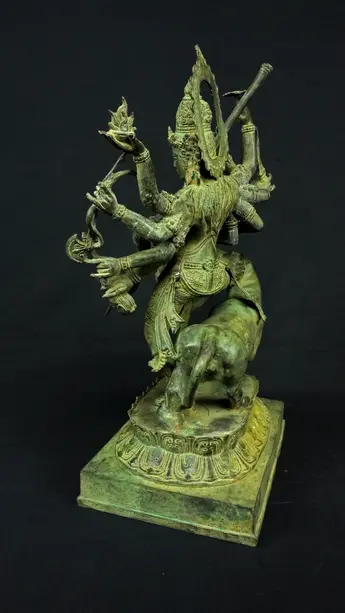 Statue sacrée bénie – Durga aux 10 bras, détail sculpté n°1