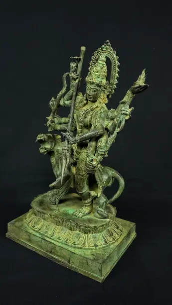 Statue sacrée bénie – Durga aux 10 bras, détail sculpté n°2