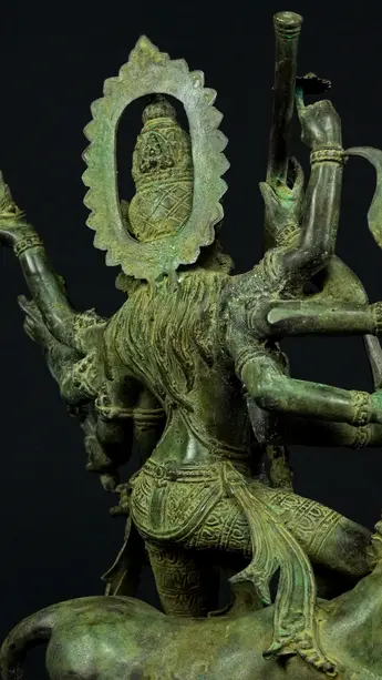 Détail du visage et des bras de Durga