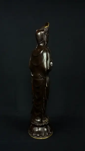 Statue bénie du prêtre sacré en laiton, profil droit
