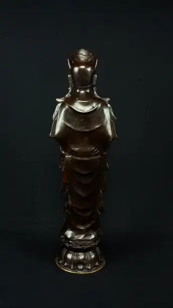 Statue bénie du prêtre sacré en laiton, vue arrière