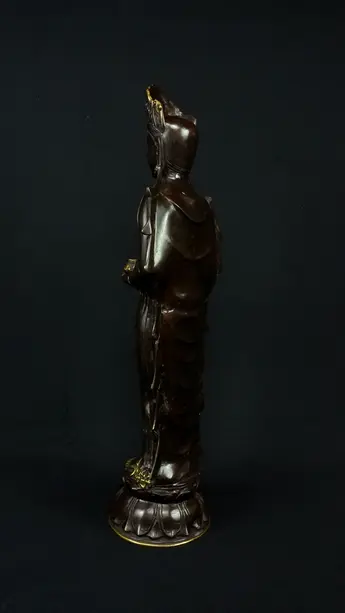 Statue bénie du prêtre sacré en laiton, profil gauche