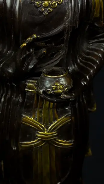 Détail des mains et du vêtement du prêtre sacré