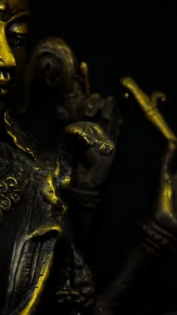 Statue sacrée bénie – Shiva indonésien à six bras – 66 cm, détail sculpté n°9