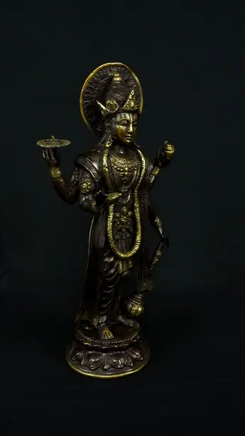 Statue du prêtre ou saint béni, vue de face