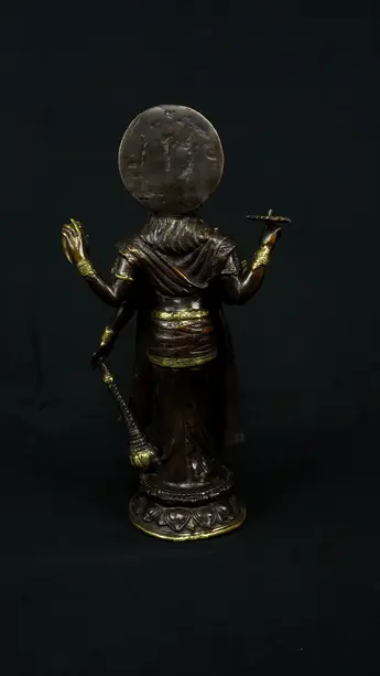 Statue du prêtre ou saint béni, vue arrière