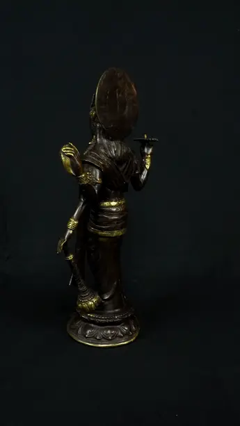 Statue du prêtre ou saint béni, vue de profil