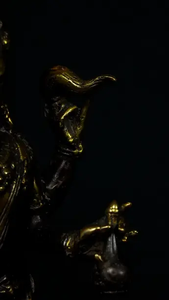 Détail d’un attribut du Gardien sacré de la sagesse
