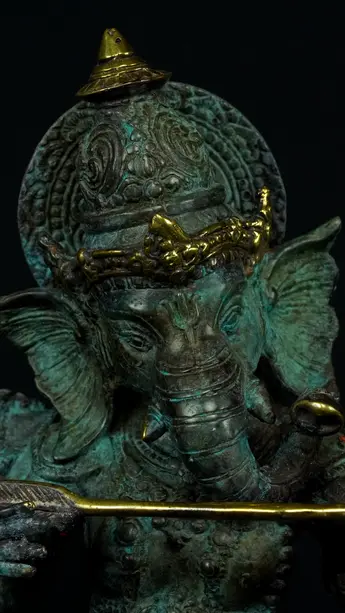 Statue sacrée bénie – Ganesh n°2 – 39 cm, détail sculpté n°2