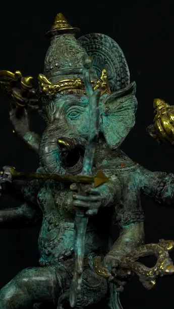 Statue sacrée bénie – Ganesh n°2 – 39 cm, détail sculpté n°3